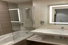 Hôtel salle de bain baignoire miroir