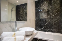 Hôtel salle de bain baignoire lavabo serviettes miroir