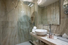 Hôtel salle de bain douche lavabo miroir