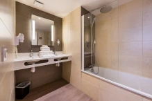 Salle de bain baignoire lavabo miroir
