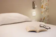 chambre-brit-hotel-avignon-livre