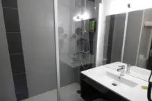 Brit_Hotel_Villefranche_de_Rouergue_ch_twin_sdb (1)