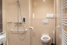 chambre-pmr-brit-hotel-dieppe-salle-de-bain_2_1