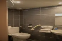 Brit-Hotel-Nimes-Ouest-bathroom (2)