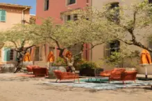 Brit-Hotel-St-Paul-Trois-Chateaux-terrasse (1)