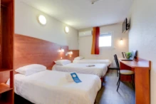 Brit_Hotel_Reims_La_Pompelle_chambre_triple (5)